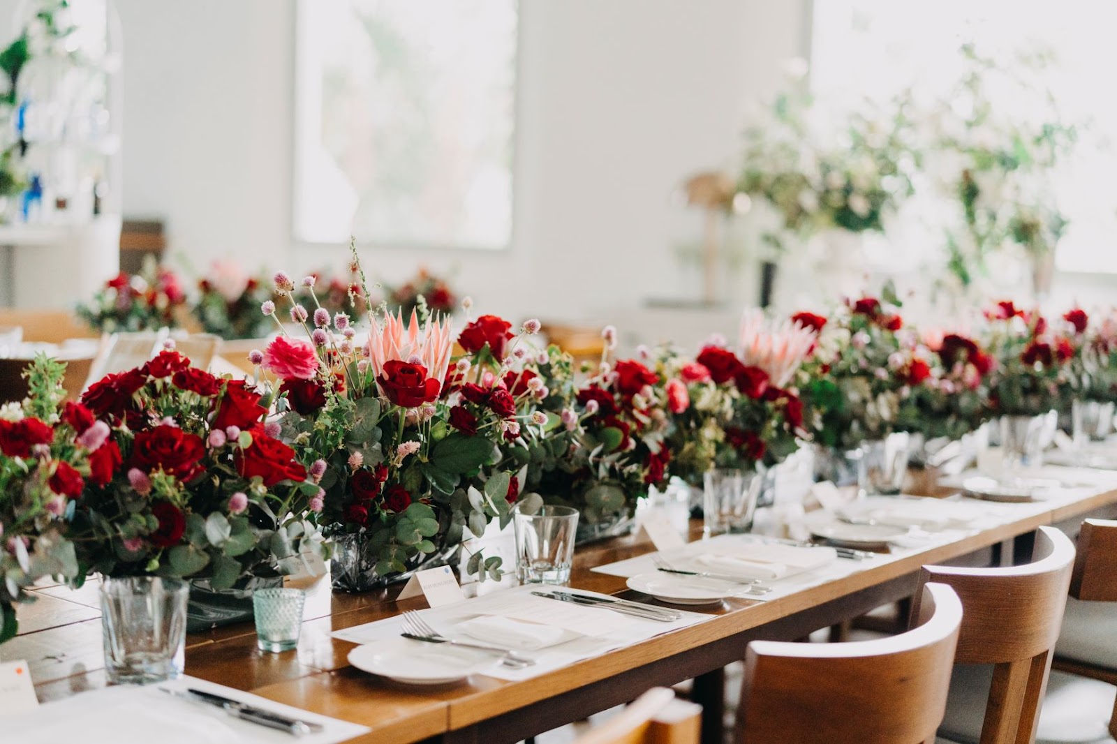 roses-pottery-on-table